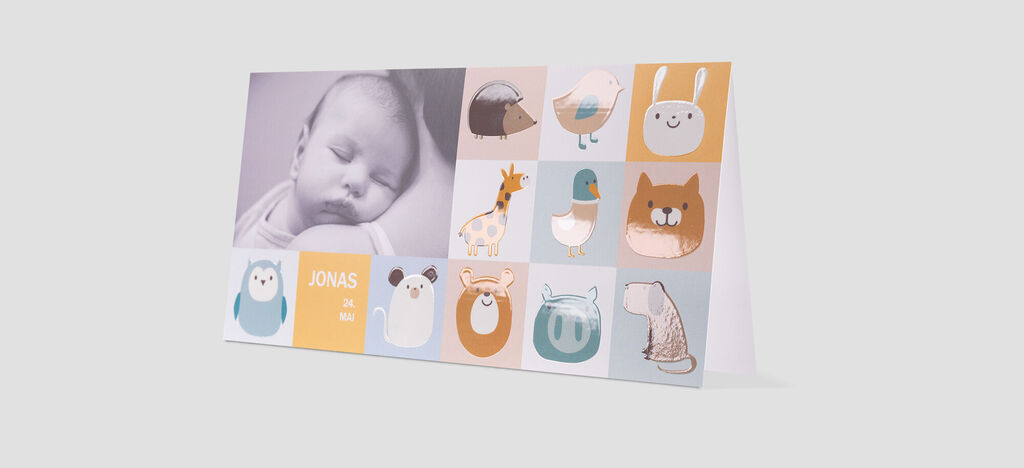 Une carte de vœux joyeuse avec des illustrations d'animaux colorés, parfaite pour des occasions spéciales.