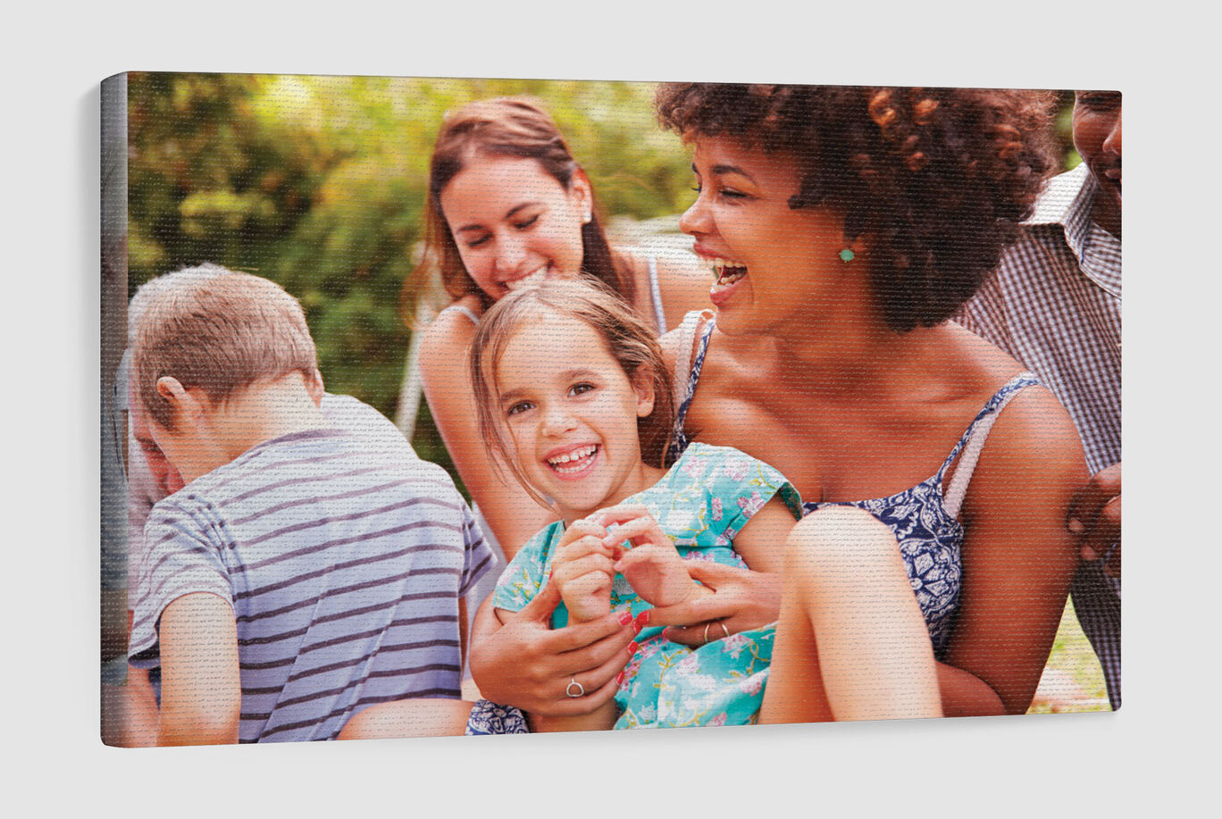 Une famille aimante profite de moments ensemble à l'extérieur.