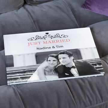 Un album photo au format XXL Paysage dont la couverture montre un mariage et écrit dessus "Just Married Nadine & Tim""