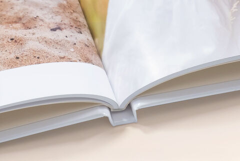 Zoom sur la reliure classique du petit Livre Photo CEWE carré 15x15cm