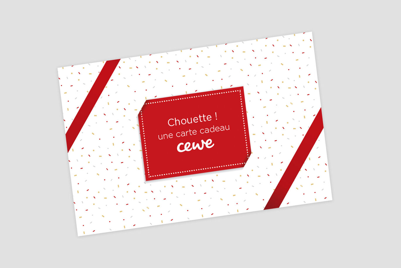 Une carte cadeau rouge avec des points colorés indiquant 'Super ! une carte cadeau CEWE'.