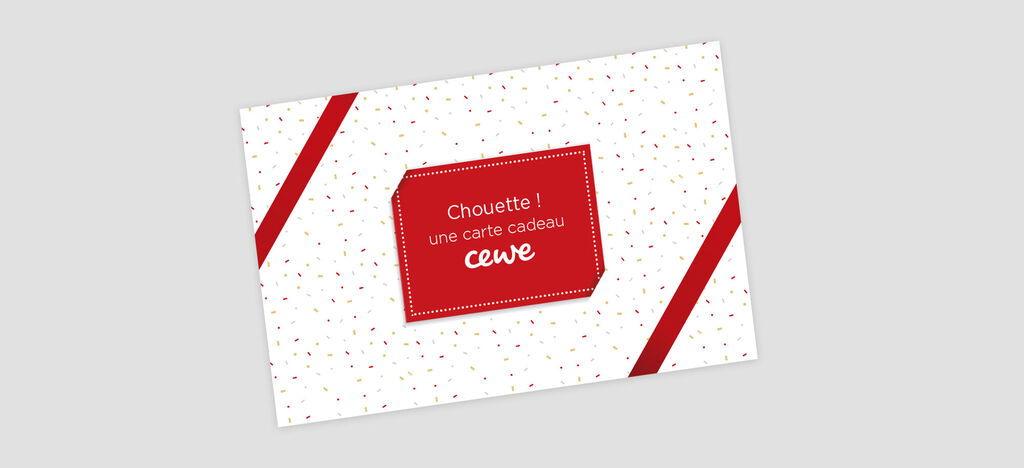 Carte cadeau rouge avec logo CEWE sur fond blanc.