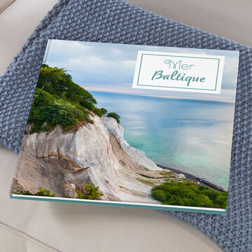 un grand album photo carré XL 30x30 cm avec couverture qui montre la mer et intitulé "Mer Baltique"