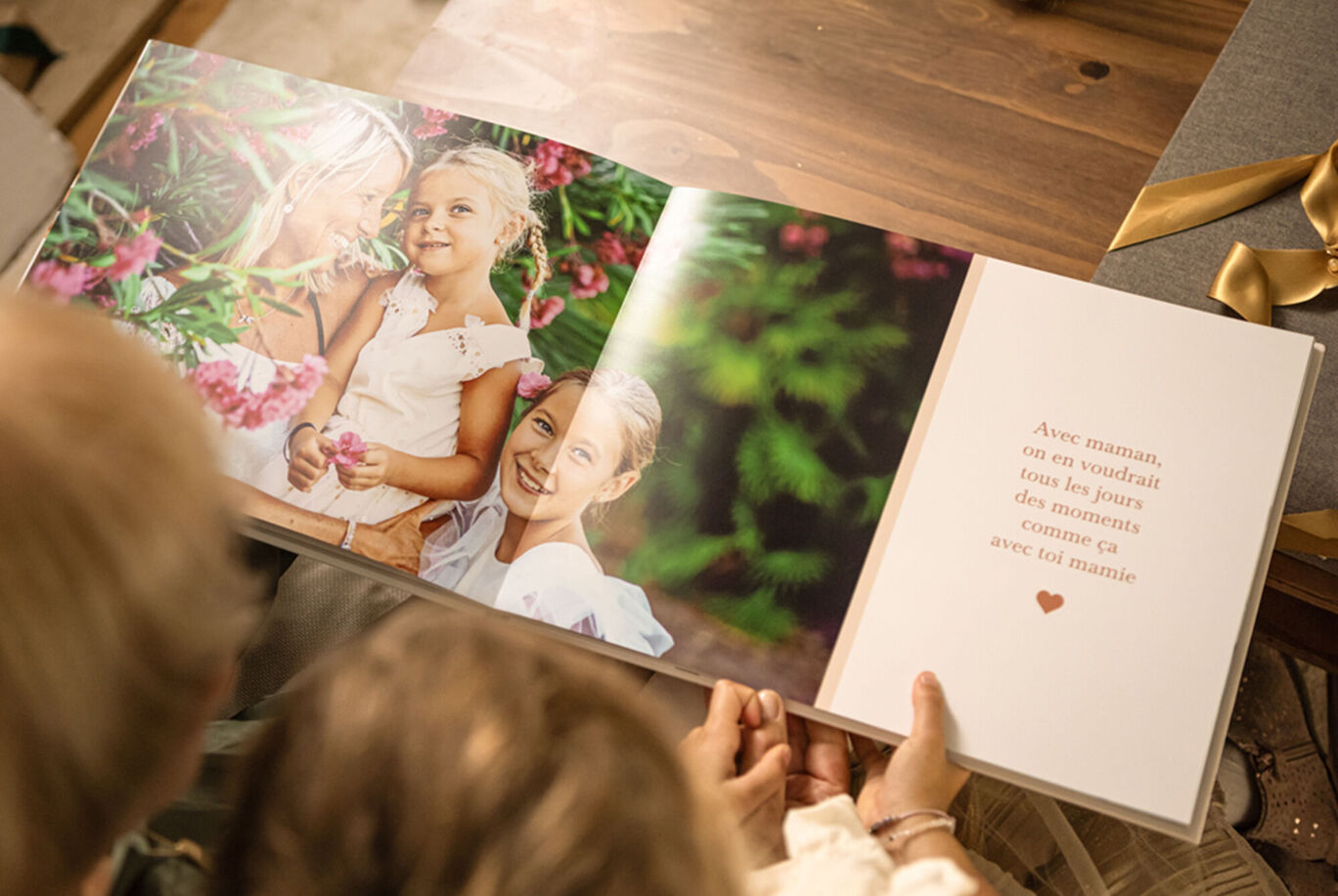 Livre photo de Noël avec ouverture à plat montrant une maman et ses deux filles