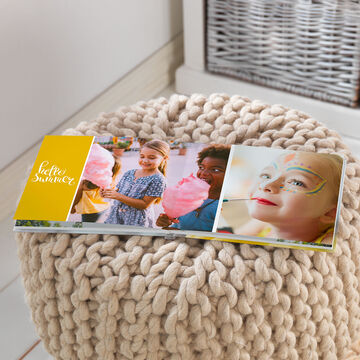 Un album photo A5 paysage ouvert et montrant une photo d'enfants heureux