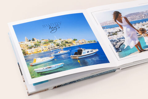 Grand livre photo carré ouvert avec de magnifiques photos de vacances en Grèce