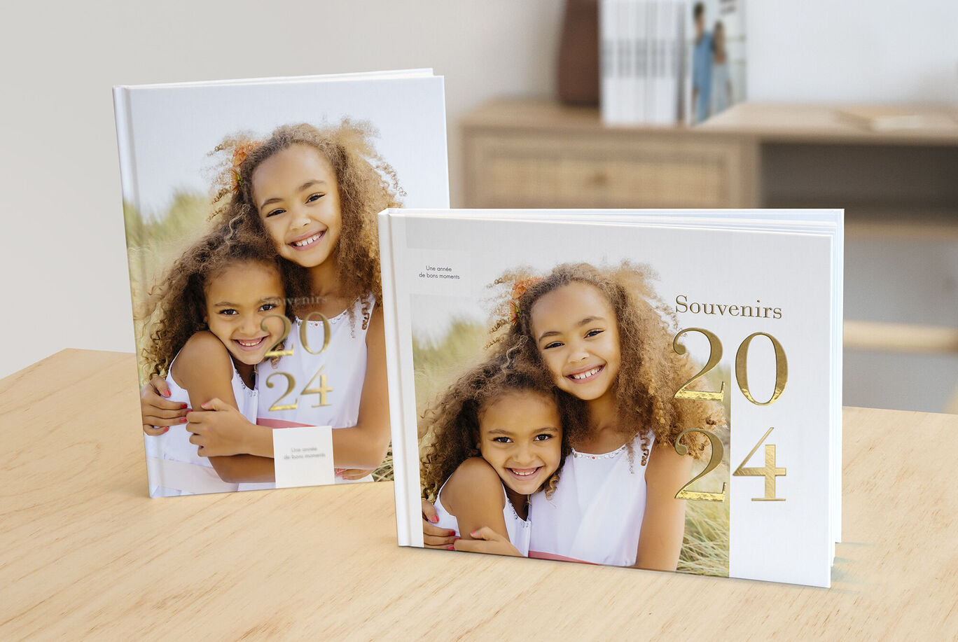Livre photo des souvenirs de l'année montrant deux enfants souriants