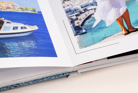 Zoom sur le papier photo d'un livre photo carré XL ouvert avec de belles photos de vacances