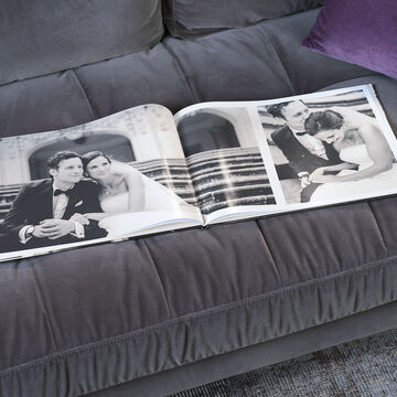 Un album photo ouvert au format XXL Paysage de 29x38 cm montrant des photos de mariage