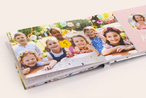 Un album photo A5 paysage 19x15 cm ouvert et montrant une photo d'enfants heureux