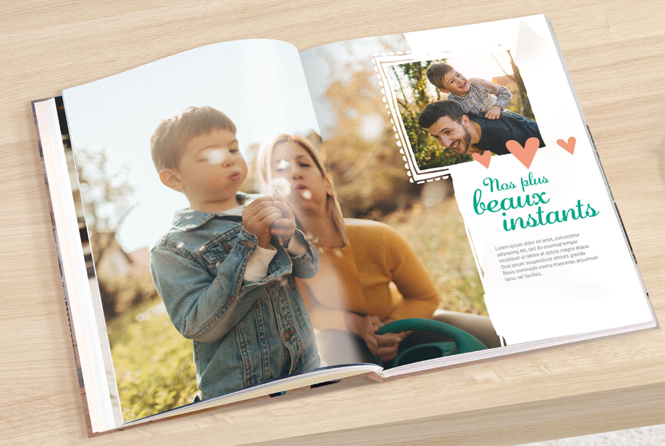 Livre photo de famille nos plus beaux instants ouvert sur une table et montrant des parents et leur enfant