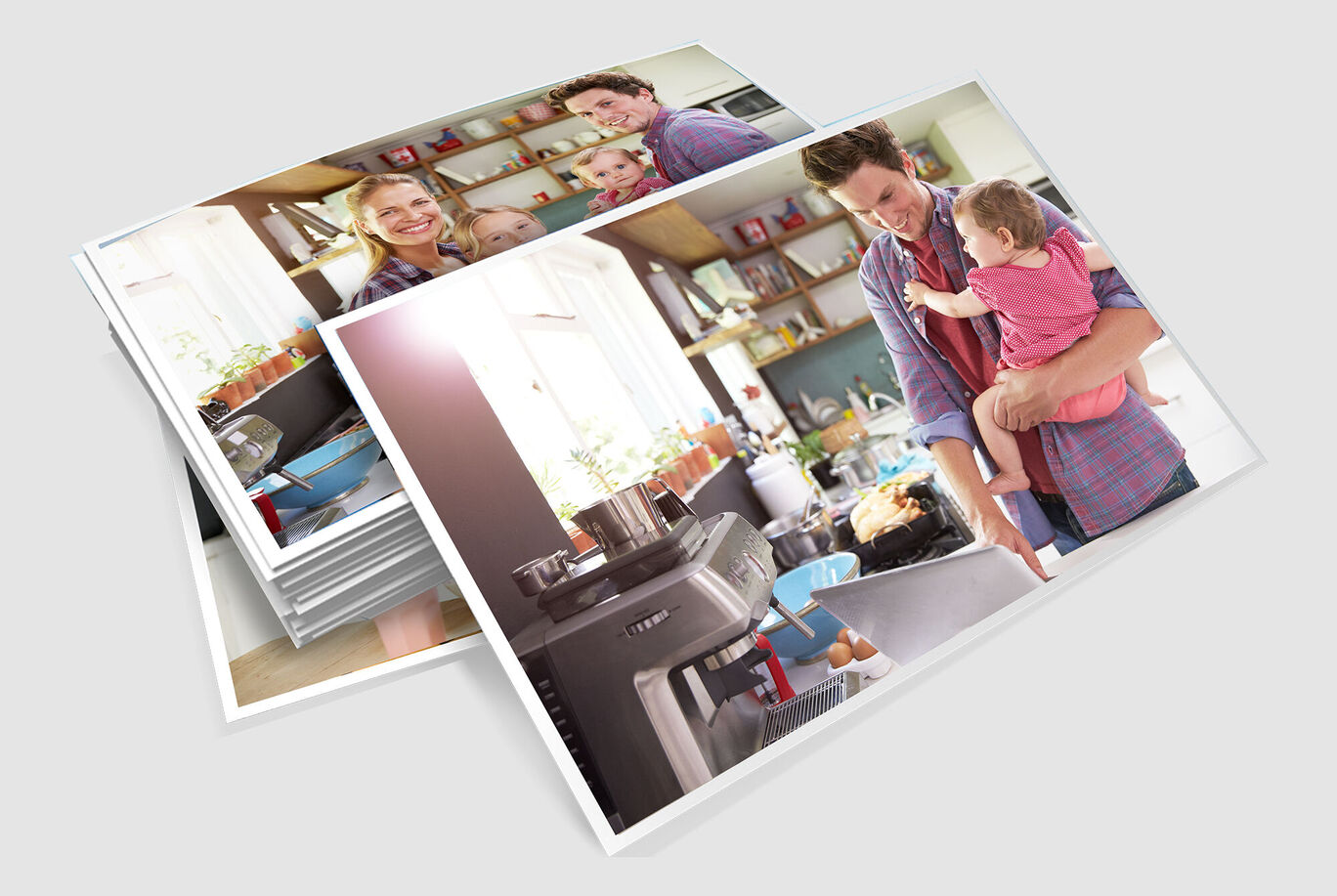 Scène amicale où un père consulte des photos avec son enfant sur une table