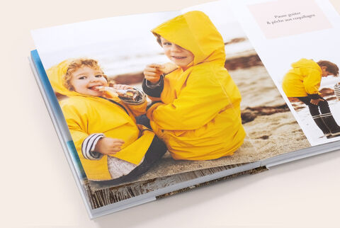 Un album photo A4 portrait avec ouverture à plat montrant des photos d'enfants à la plage