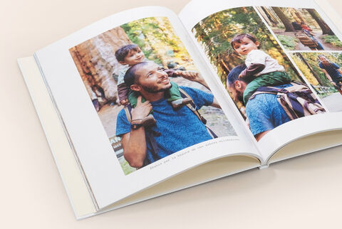 Grand album photo portrait ouvert avec des photos de balade en famille
