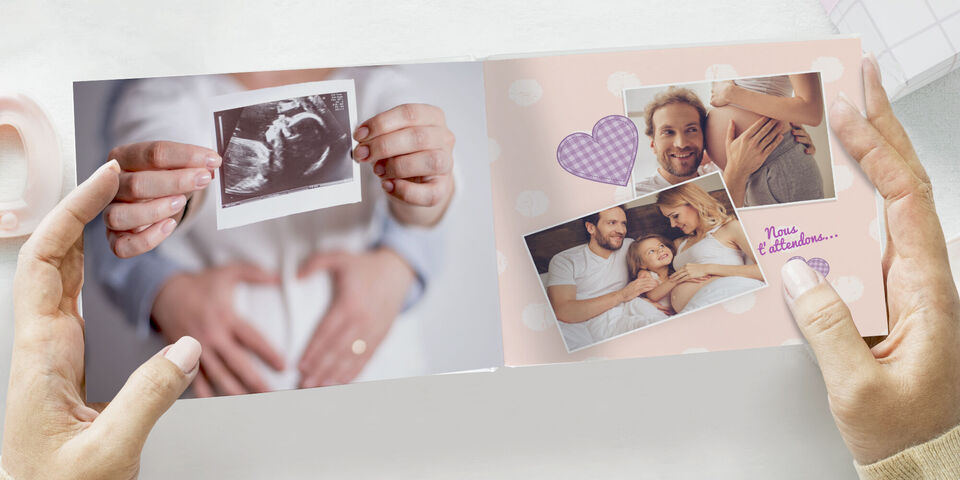 Album photo de naissance montrant une échographie, la grossesse et une famille heureuse