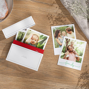 Tirages photo rétro avec leur boîte, montrant des photos de famille avec un bébé