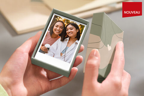 Tirages photo mini dans leur boîte, avec des photos de 2 personnes