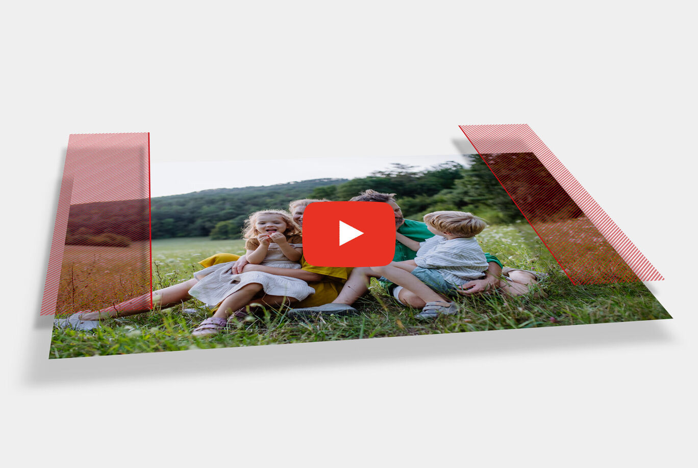 Des enfants assis dans l'herbe passent un moment joyeux ensemble