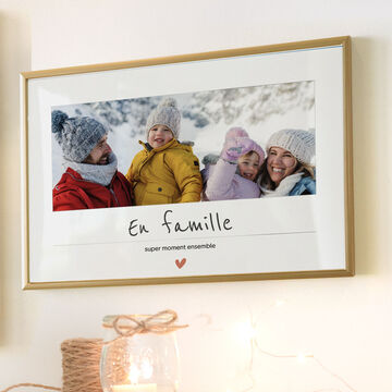 Poster photo personnalisé accroché au mur avec une photo de famille
