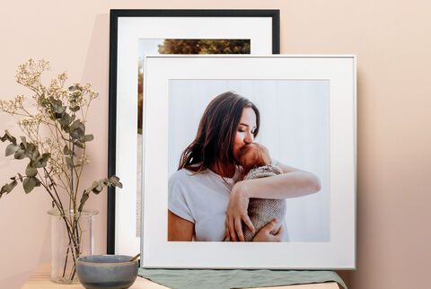 Posters photo encadrés présentant la photo d'une maman portant son bébé