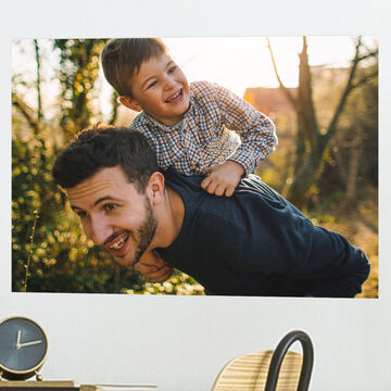 Agrandissement d'une photo d'un garçon sur le dos de son papa