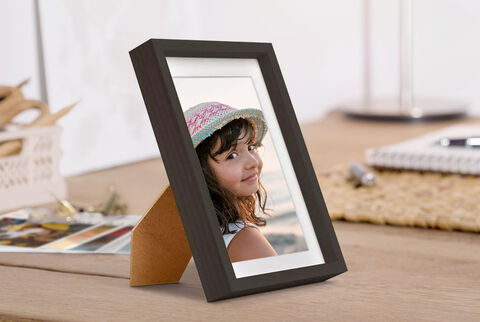 Photo encadrée une petit fille avec un chapeau