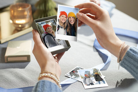 boîte avec des minis tirages photo