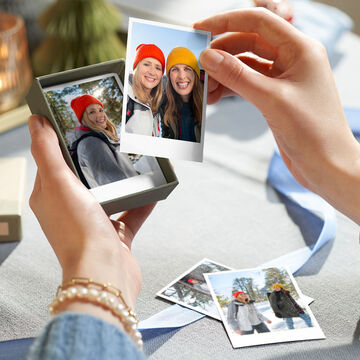 boîte avec des minis tirages photo