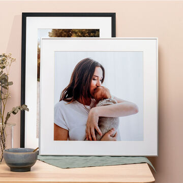 Posters photo encadrés présentant la photo d'une maman portant son bébé